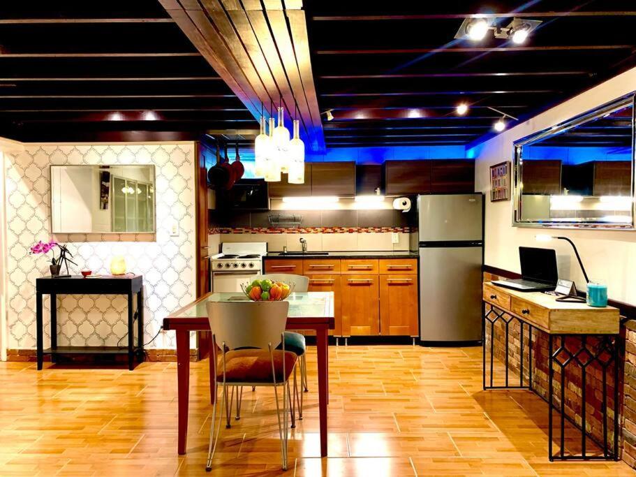 Live In This Iconic East Side Lower Level Unit Providence Eksteriør billede